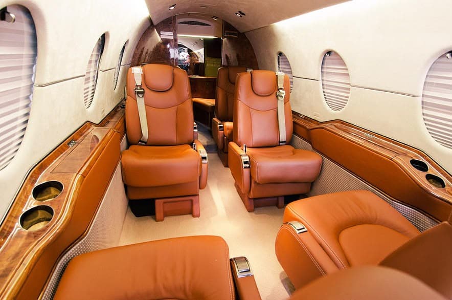 Cabina ejecutiva de jet privado vestida en piel por INTERIO
