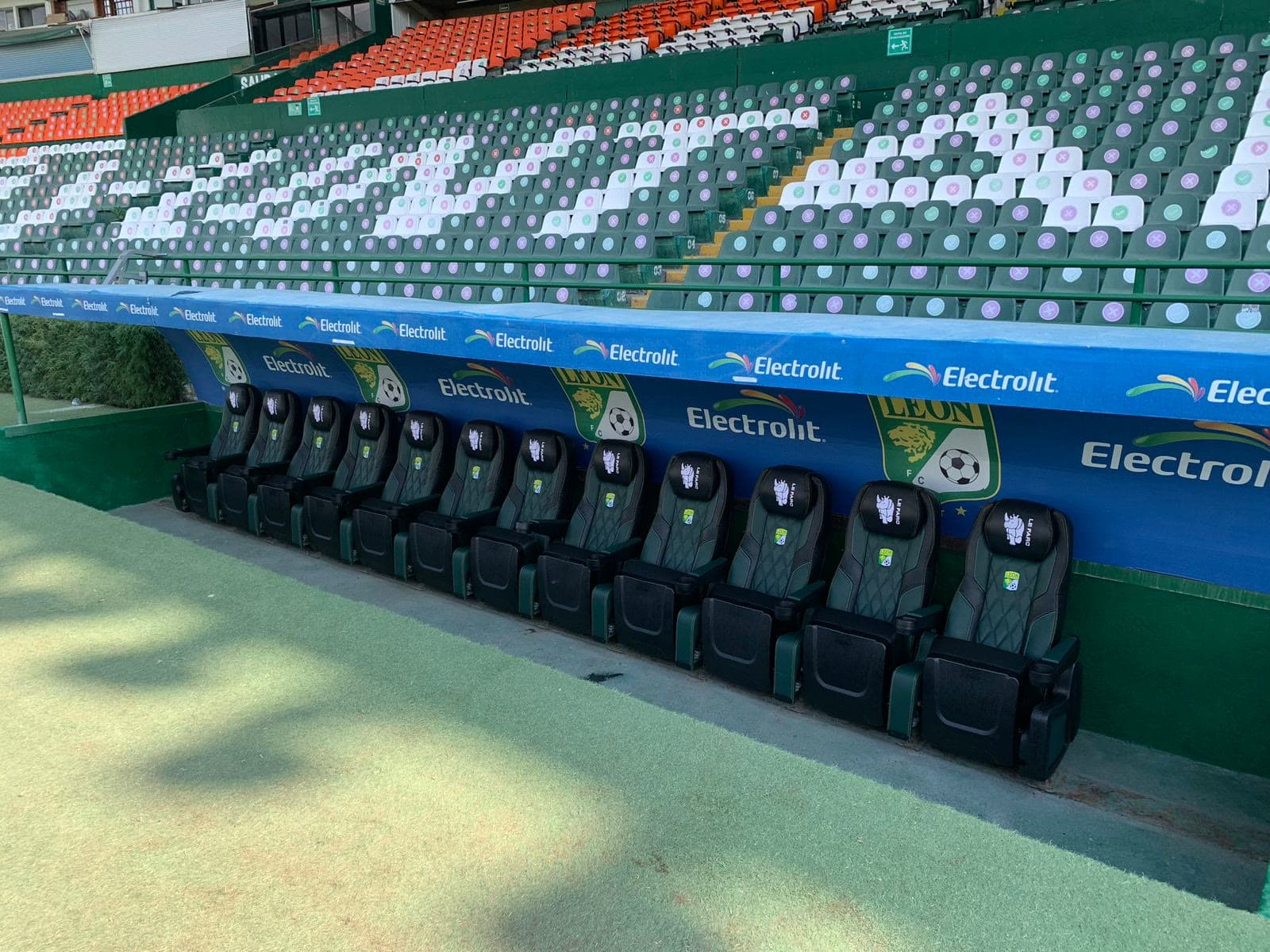 Banca de palco VIP del Estadio León con asientos vestidos en piel por INTERIO